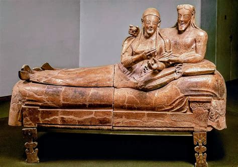  Sarcophagus of the Spouses -  Baskında Bir Sevgi ve Ölümün Ebedi Kucaklaşması!