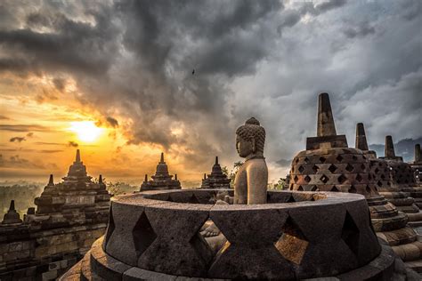  Candi Borobudurın Gizemli Dünyası: 11. Yüzyıl Sanatının Dev Bir İncisi!