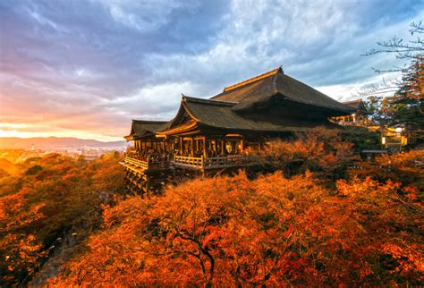 Kiyomizu-dera Temple -  A Symphony of Ink and Nature's Majesty!